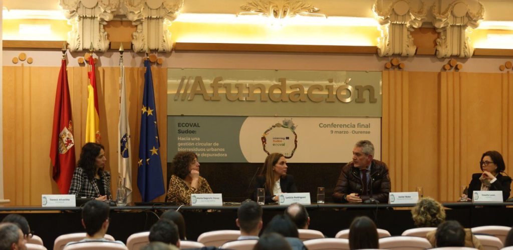 Mesa redonda moderada por Teresa Alvariño, gerente de Cetaqua Galicia, en la que participan: María Sagrario Pérez, directora general de Calidade Ambiental, Sostibilidade e Cambio Climático, Xunta de Galicia; Leticia Rodríguez, directora Desarrollo Sostenible, Viaqua; Javier Bobe, director de Medio Ambiente de la Diputación de Ourense y Josefa León, directora de competitividad estratégica Agroamb.