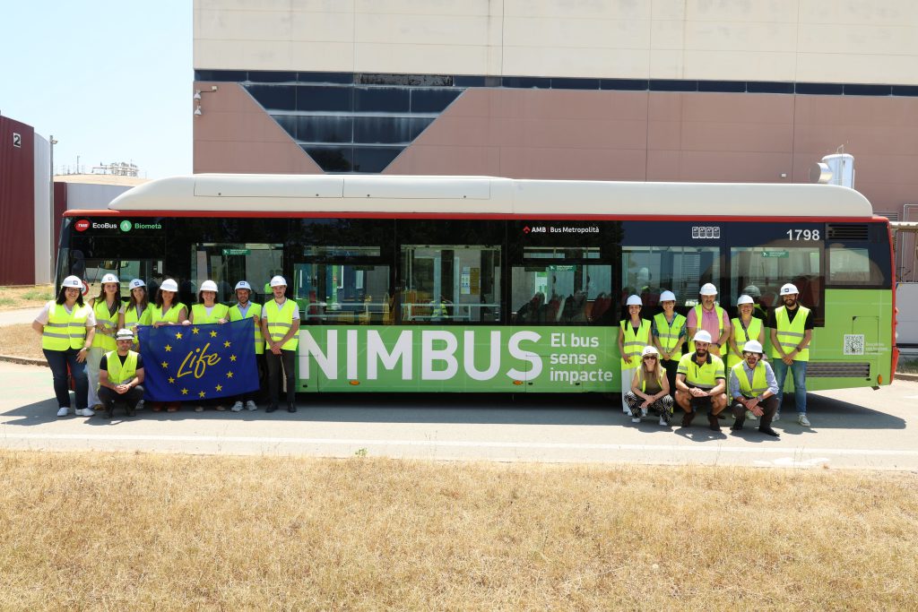 Imagen con el autobús LIFE NIMBUS en el evento final
